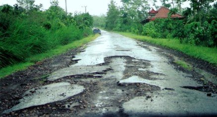 Par Eiropas naudu šķībi stabi un tumšas ielas